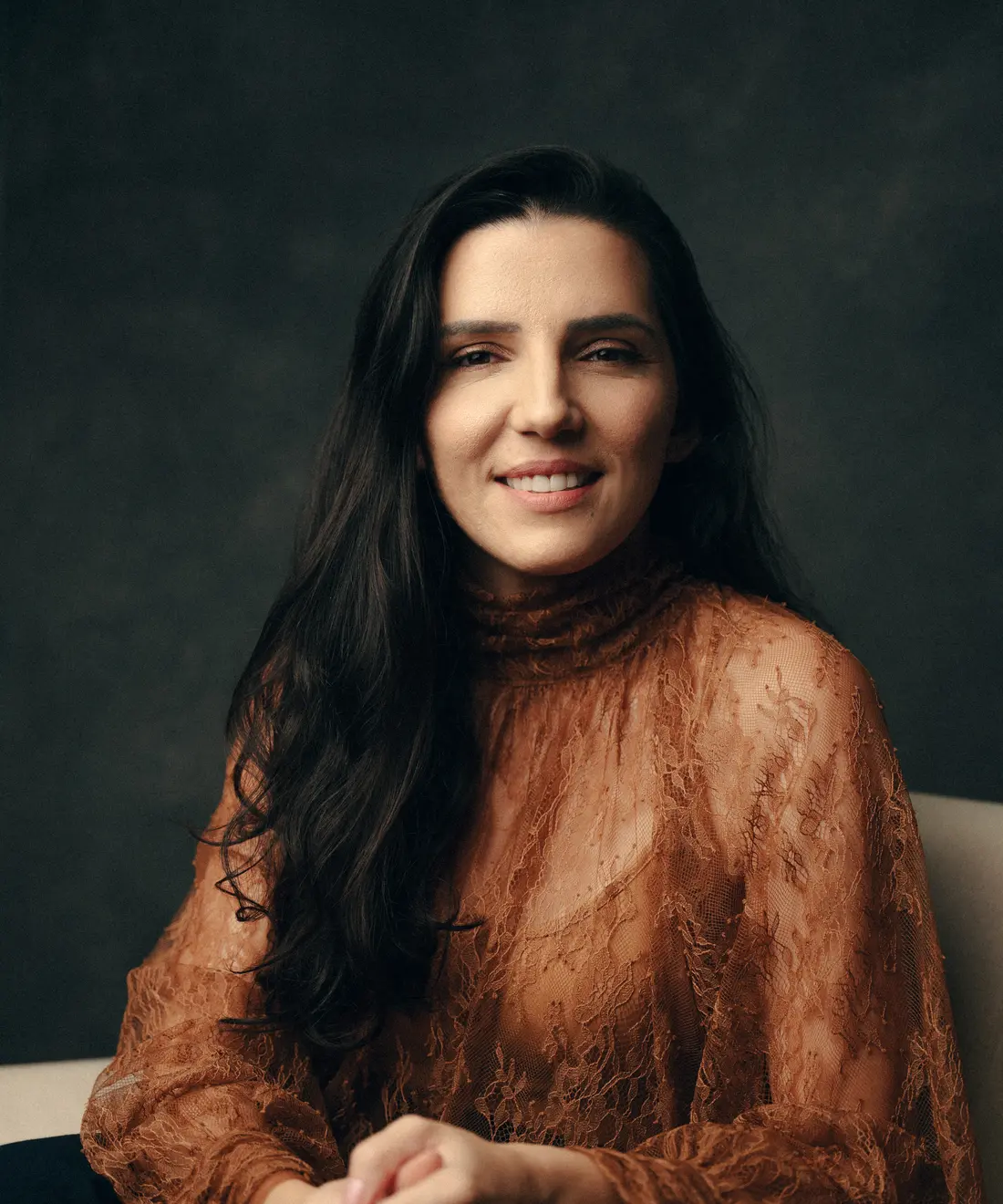 Juliana Avelar em ambiente executivo